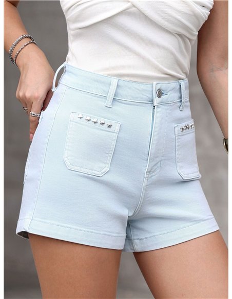 Pantaloncini di jeans azzurri con borchie a forma di stella