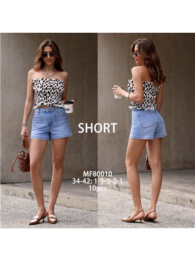 Calções jeans com bolsos aplicados e estrelas cravejadas. 2