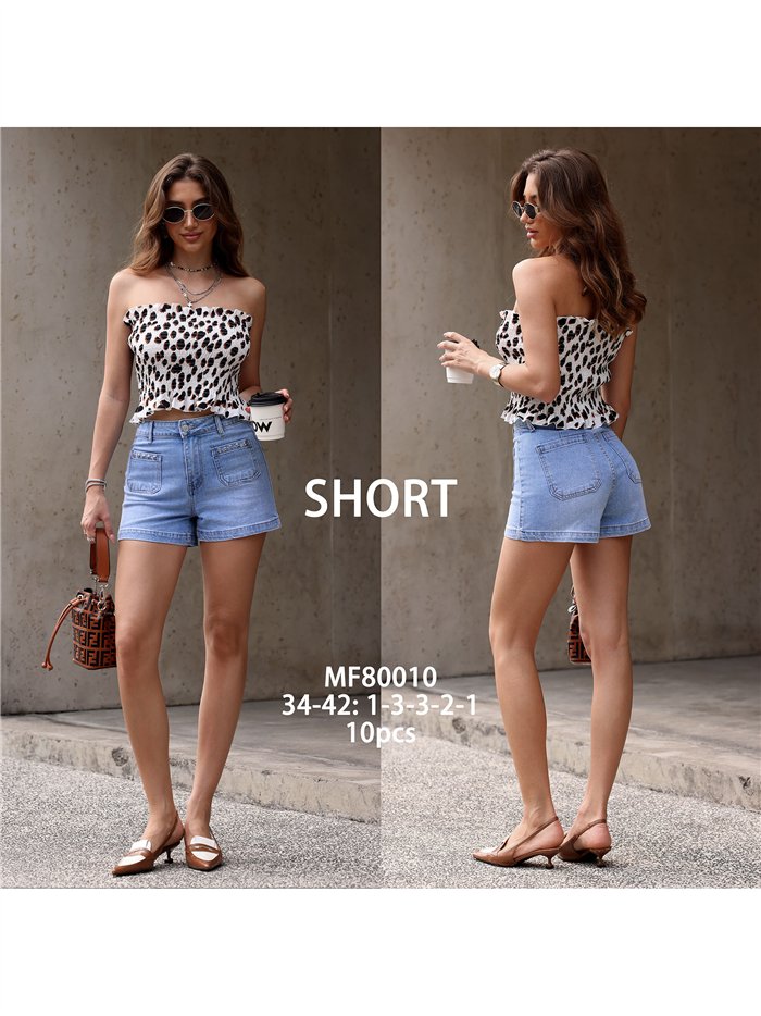 Pantaloncini di jeans con tasche applicate e stelle borchiate