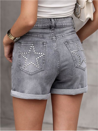 Shorts jeans cinza com bolso de tachas em formato de estrela