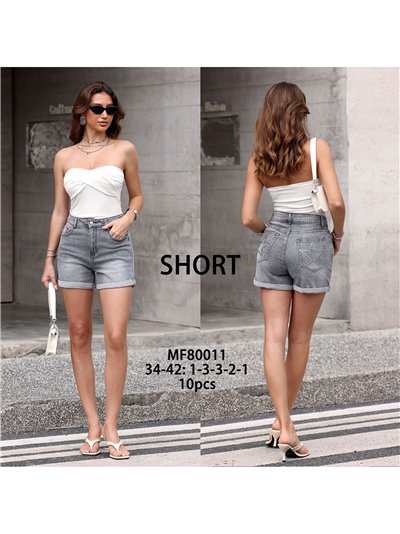 Shorts jeans cinza com bolso de tachas em formato de estrela 2