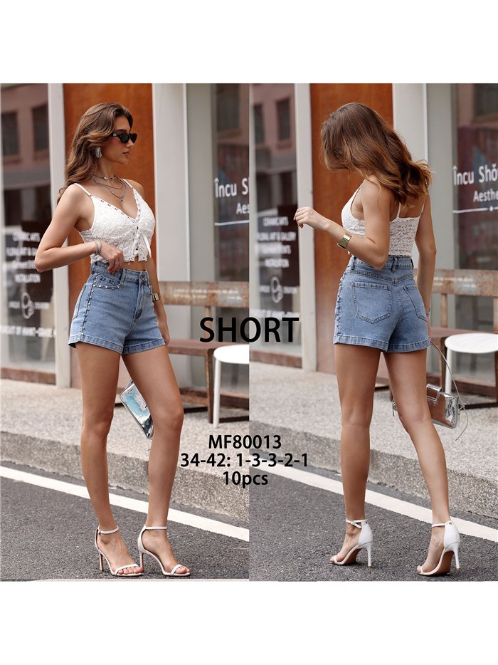 Pantaloncini di jeans con borchie decorative