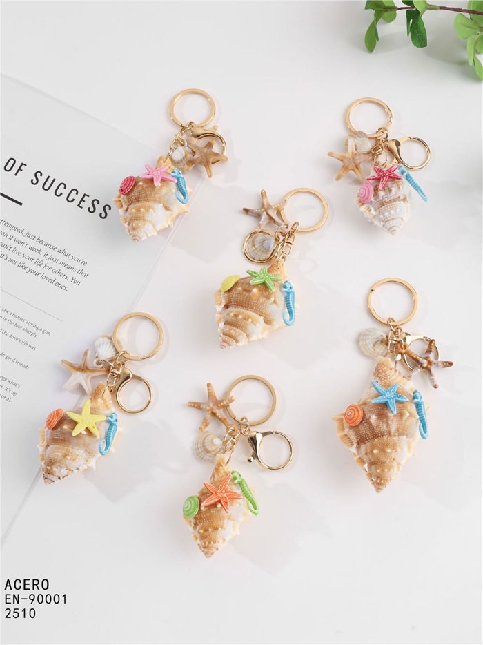 Llavero caracola tropical efecto natural con charms marinos