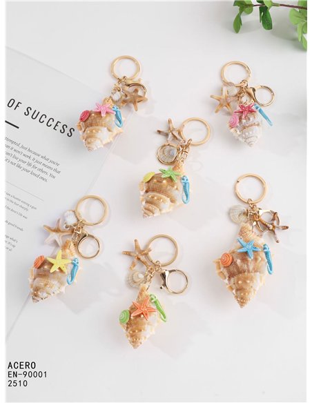 Llavero caracola tropical efecto natural con charms marinos