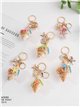 Llavero caracola tropical efecto natural con charms marinos
