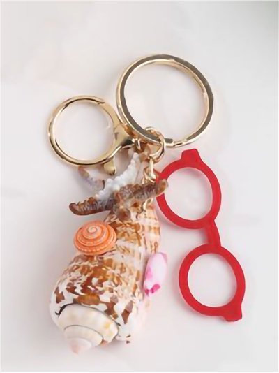 Llavero caracola efecto natural con gafas de sol