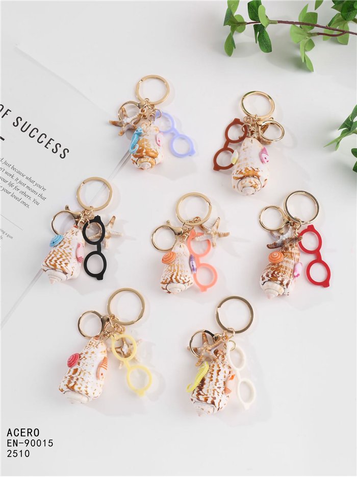 Portachiavi a forma di conchiglia con effetto naturale e occhiali da sole