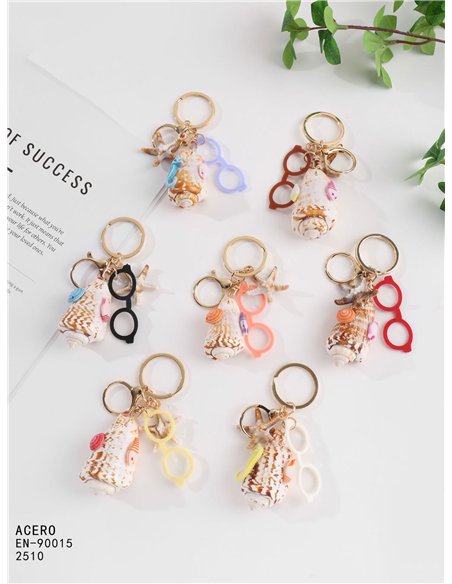 Portachiavi a forma di conchiglia con effetto naturale e occhiali da sole