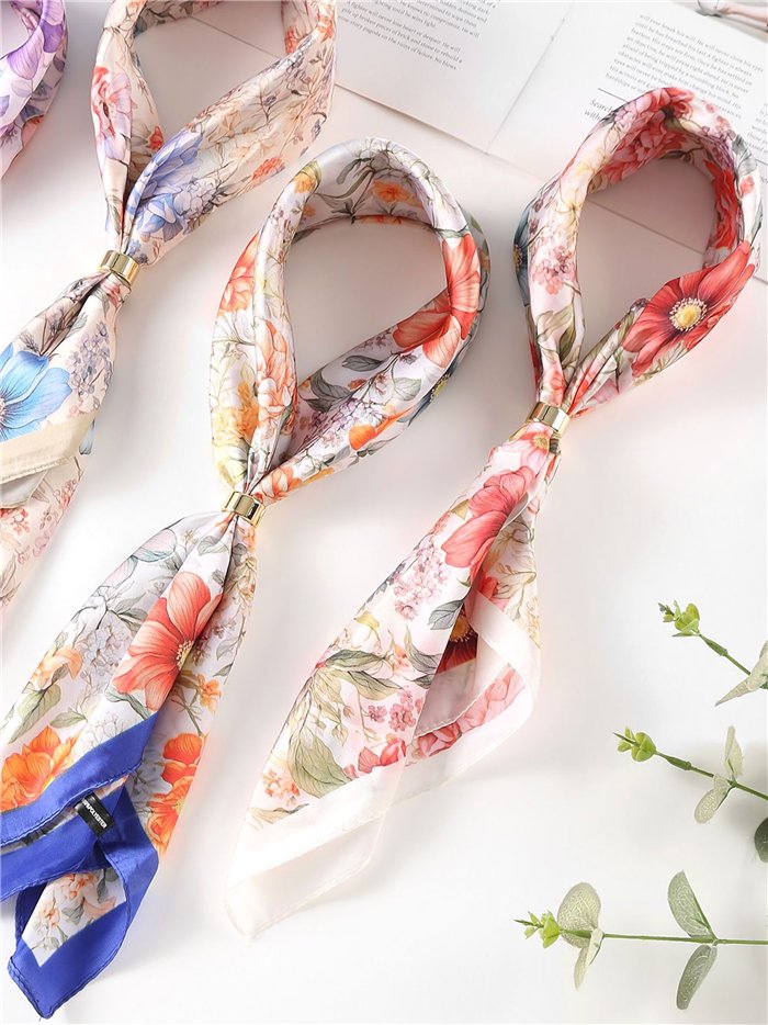 Pañuelo satinado floral romántico