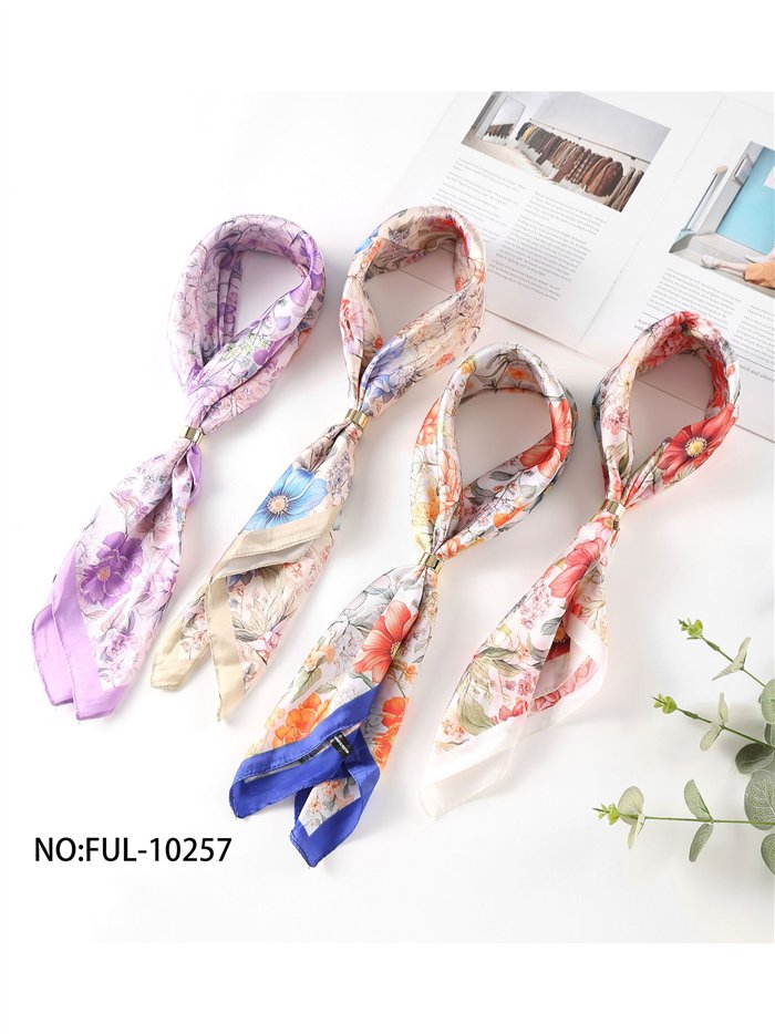 Pañuelo satinado floral romántico