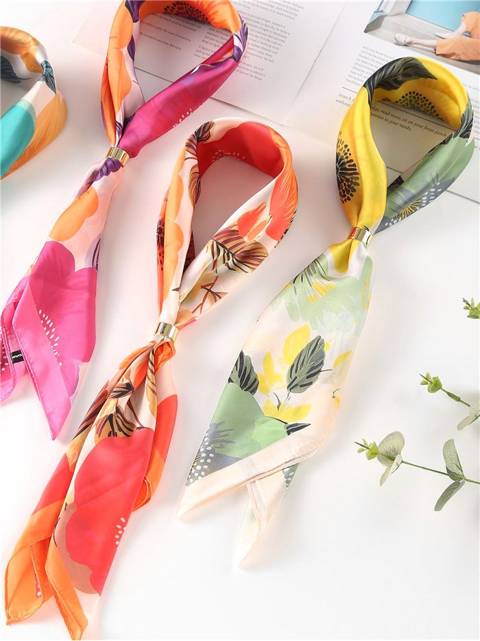 Pañuelo satinado floral tropical