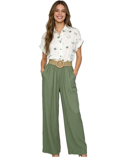 Conjunto camisa estampada y pantalón con cinturón efecto rafia