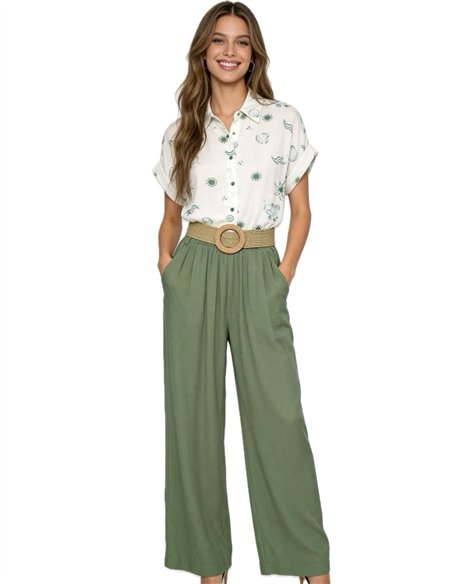 Conjunto camisa estampada y pantalón con cinturón efecto rafia