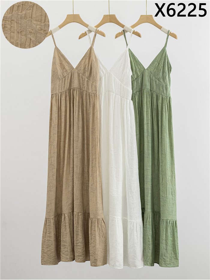 Vestido longo de alças finas com efeito amassado