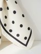 Foulard carré à pois effet soie avec imprimé classique