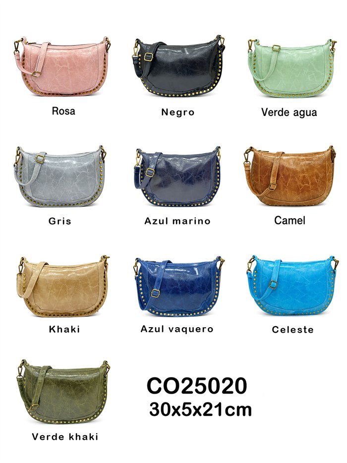 Bolsa transversal de couro em formato de lua crescente com tachas.