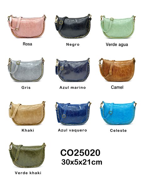 Bolsa transversal de couro em formato de lua crescente com tachas.