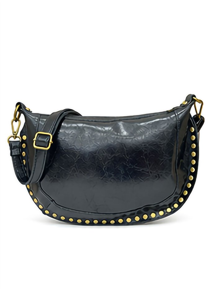 Bolsa transversal de couro em formato de lua crescente com tachas.