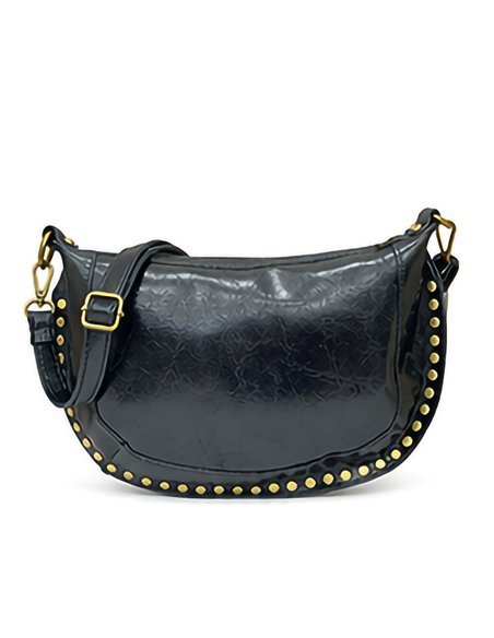 Bolsa transversal de couro em formato de lua crescente com tachas.