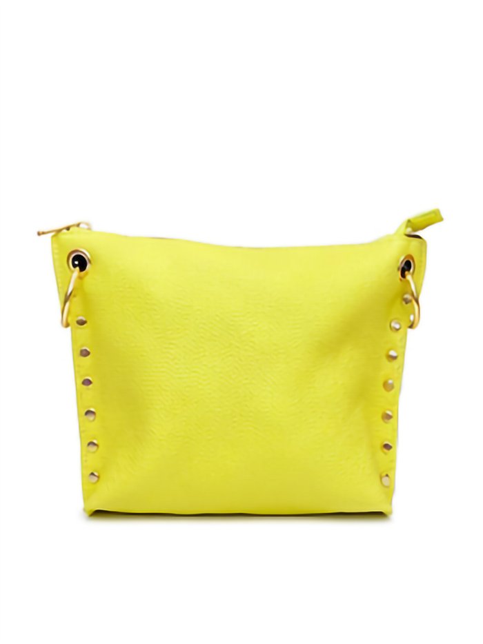 Bolso bandolera de piel con tachas laterales