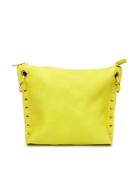 Bolso bandolera de piel con tachas laterales
