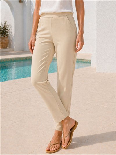 Calças lisas com elástico e bolsos.