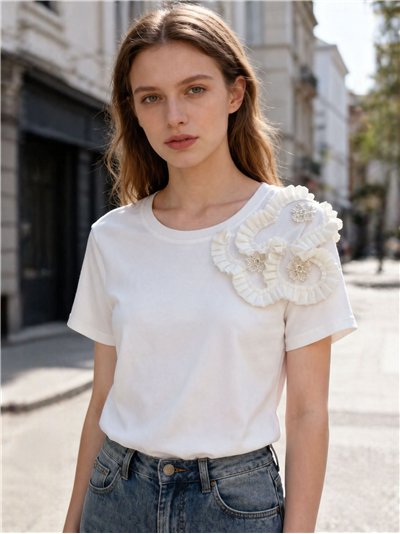 Camiseta com flores encaracoladas e miçangas