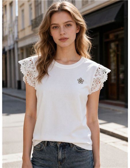 Camiseta de renda com flor de strass