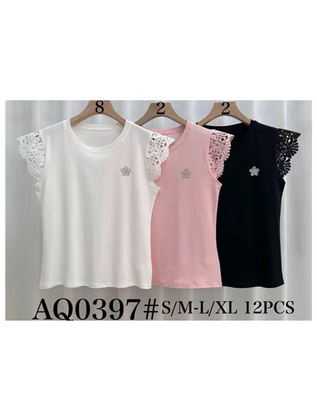 Camiseta de renda com flor de strass