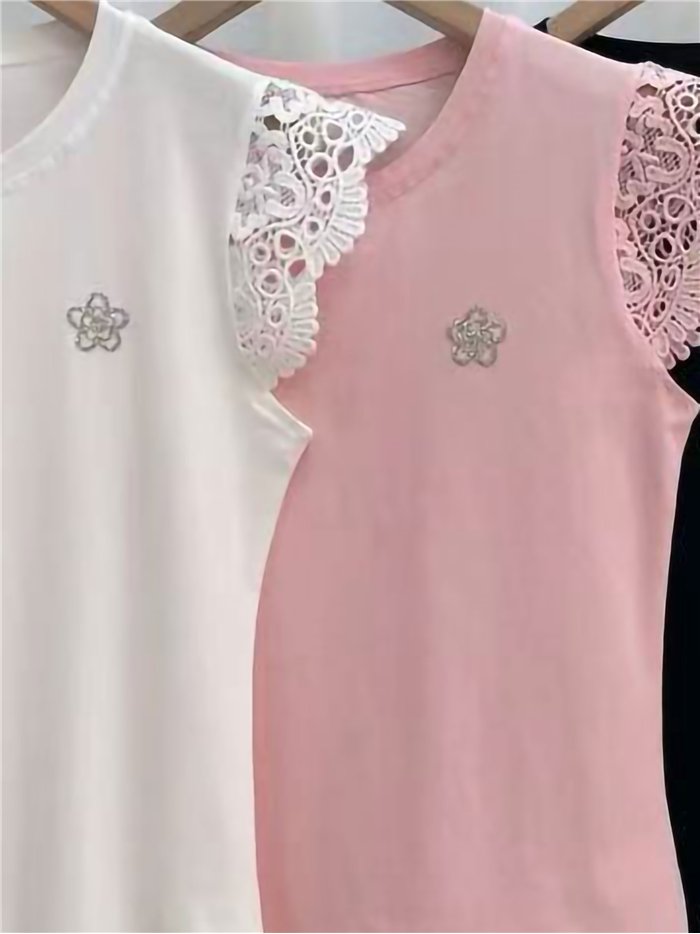 Camiseta de renda com flor de strass