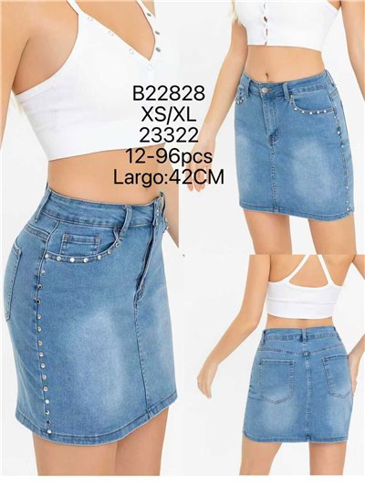 Minissaia jeans com tachas 2