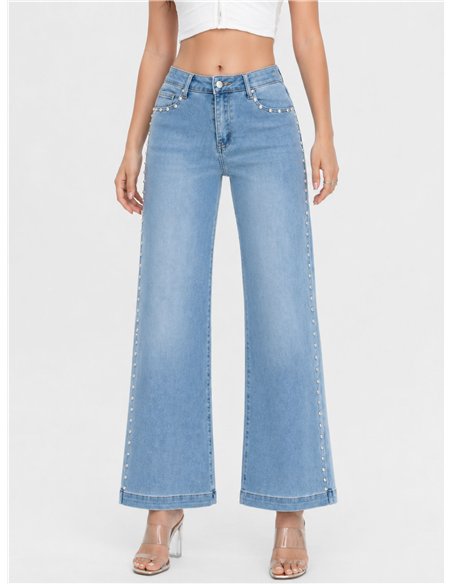 Calça jeans de perna larga com tachas laterais