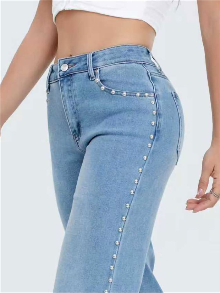 Calça jeans de perna larga com tachas laterais