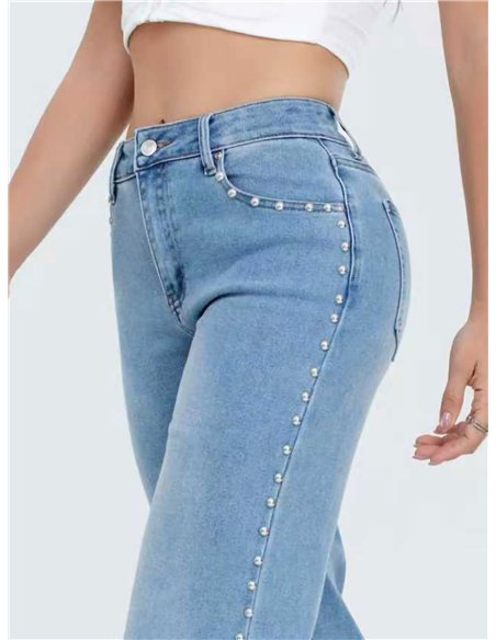 Calça jeans de perna larga com tachas laterais