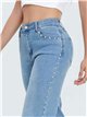 Calça jeans de perna larga com tachas laterais