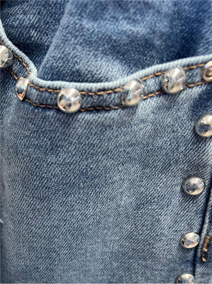 Calça jeans de perna larga com tachas laterais