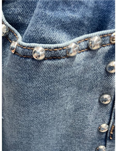 Calça jeans de perna larga com tachas laterais