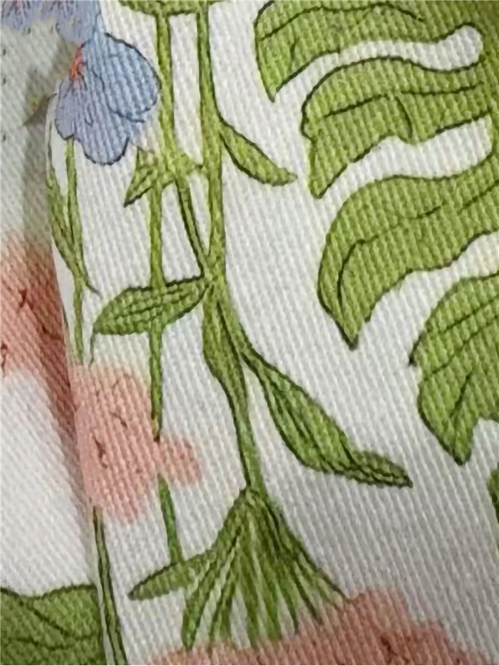 calça jeans de perna larga com estampa floral