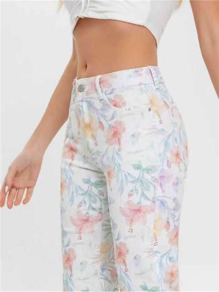 calça jeans de perna larga com estampa floral