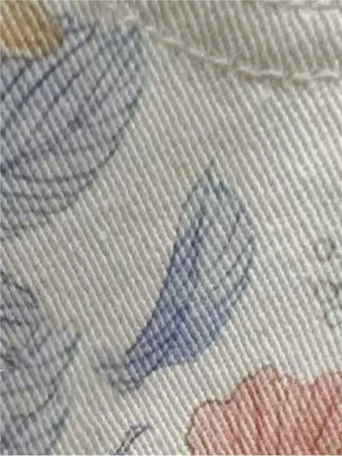 calça jeans de perna larga com estampa floral