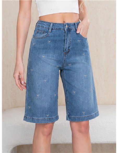 Bermuda jeans com laços bordados