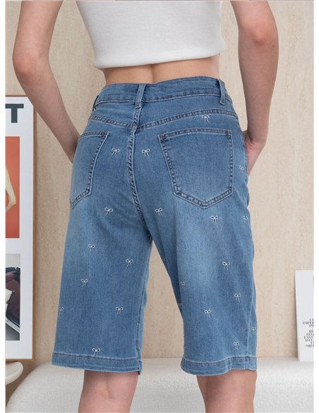 Bermuda jeans com laços bordados