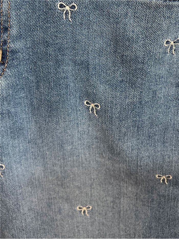 Bermuda jeans com laços bordados
