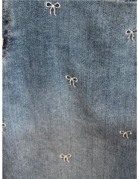 Bermuda jeans com laços bordados