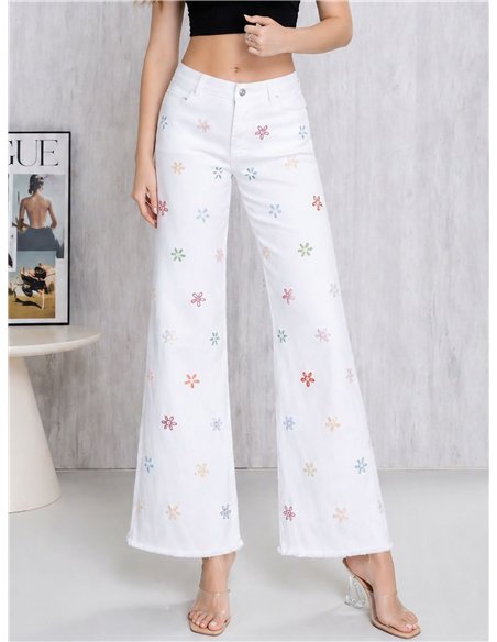 Calça jeans de perna larga com flores bordadas