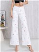 Calça jeans de perna larga com flores bordadas