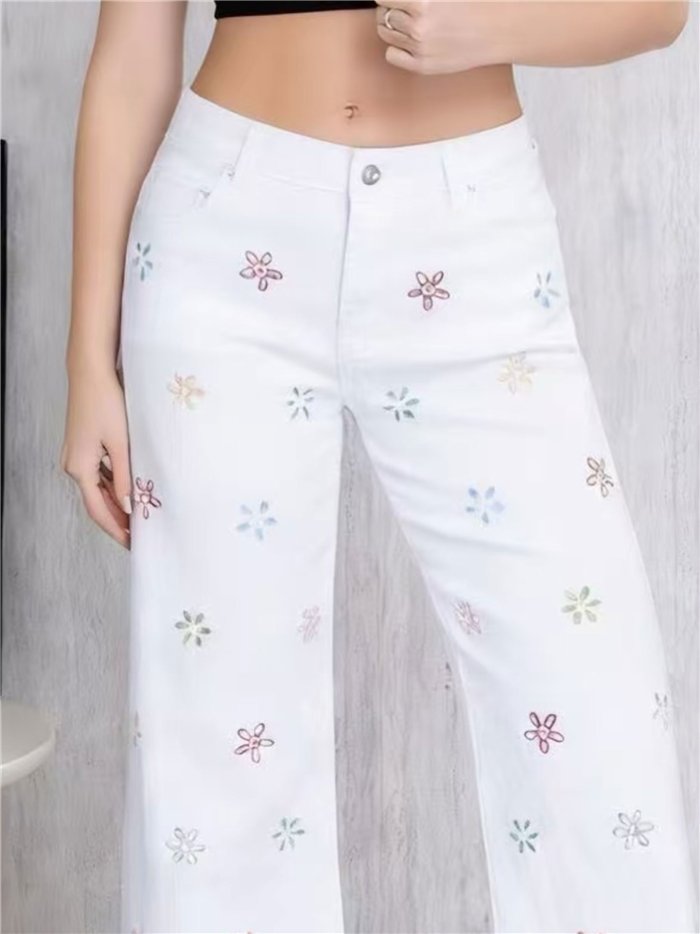 Calça jeans de perna larga com flores bordadas
