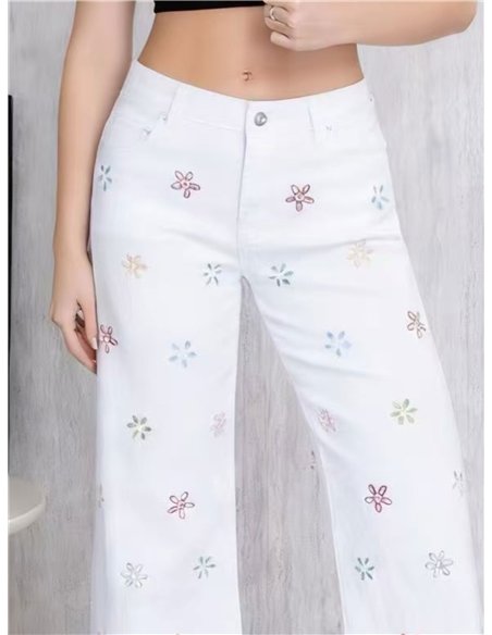 Calça jeans de perna larga com flores bordadas