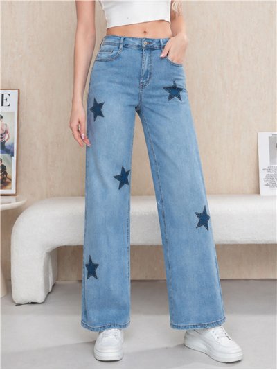 Calça jeans de perna larga com estrelas e tachas.