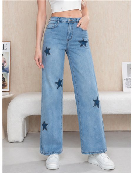 Calça jeans de perna larga com estrelas e tachas.